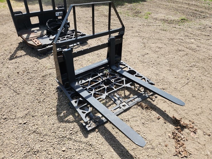 #358-•-skidsteer-pallet-forks-image-7