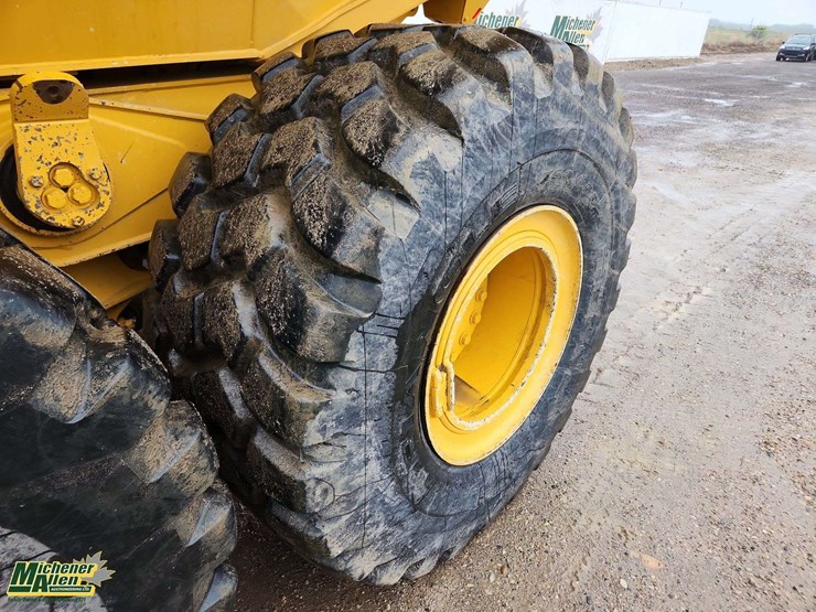 2020-deere-310e-image-12