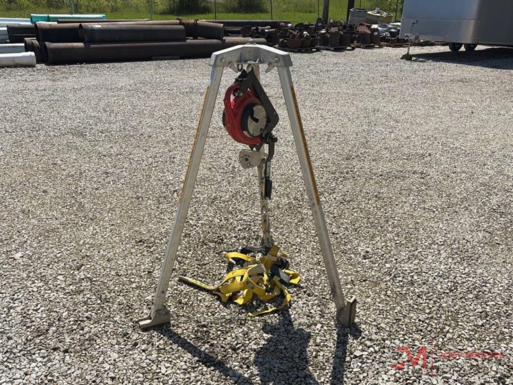 miller-series-m52-self-retracting-man-hole-safety-system-image-1