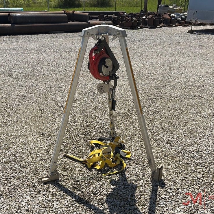 MILLER SERIES M52 SELF RETRACTING MAN HOLE SAFETY SYSTEM