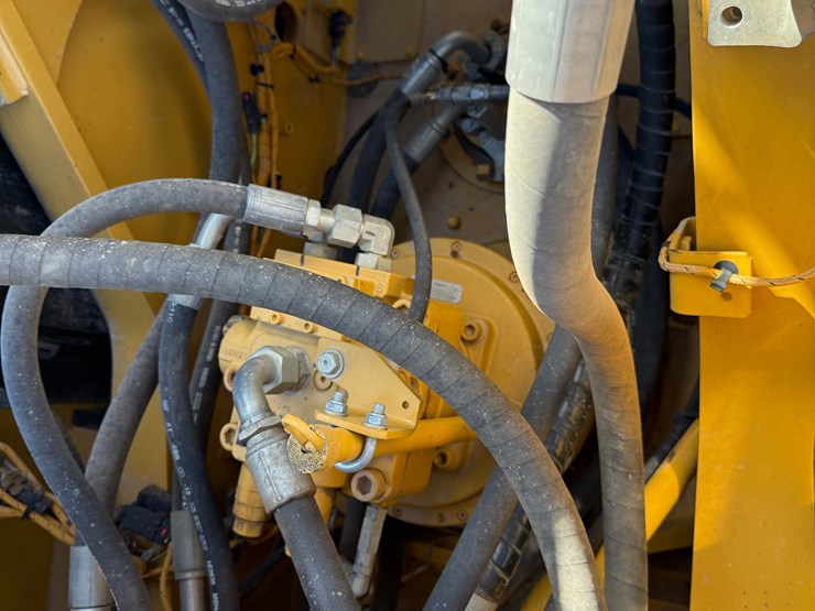 2023-caterpillar-330-image-22
