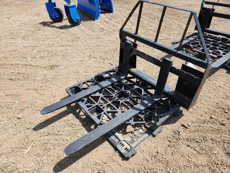 #357-•-skidsteer-pallet-forks-image-1