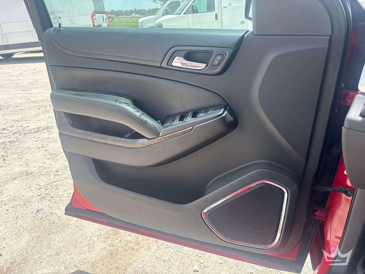 2015-chevrolet-suburban-image-11