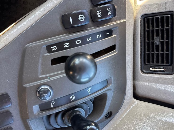 2019-volvo-a25g-image-25