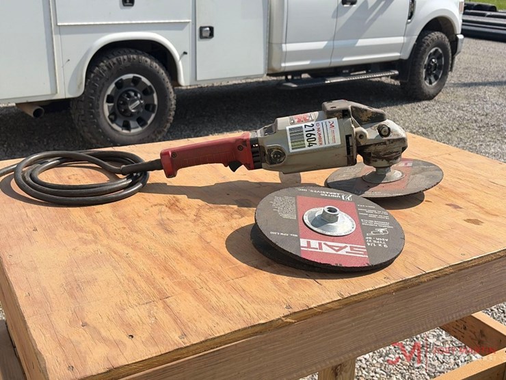 milwaukee-heavy-duty-electric-sander-image-2