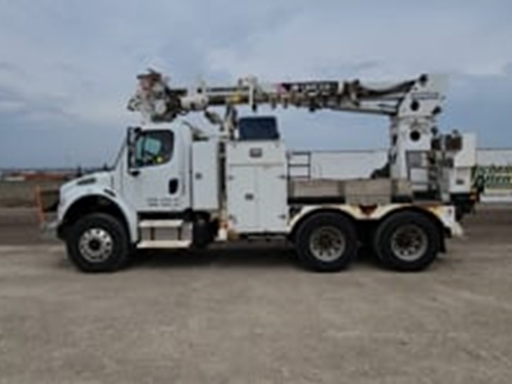 2013-freightliner-m2-106-image-5