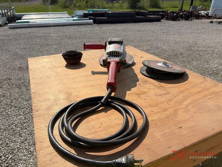milwaukee-heavy-duty-electric-sander-image-3