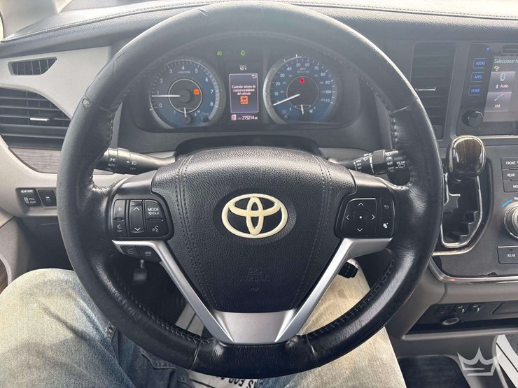 2016-toyota-sienna-image-10