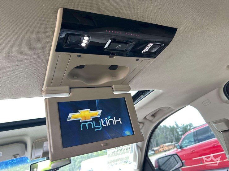 2015-chevrolet-suburban-image-21