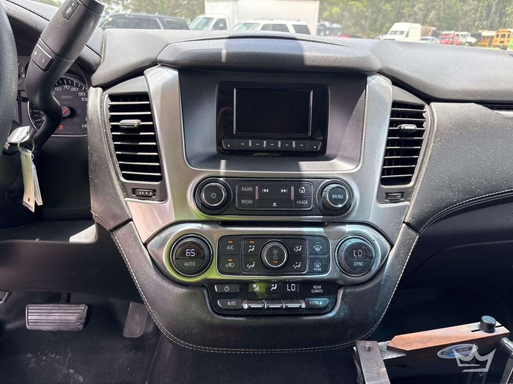 2015-chevrolet-suburban-image-16
