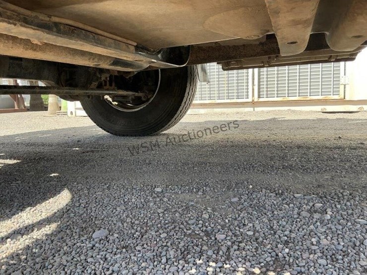 2011-freightliner-m2-106-image-39