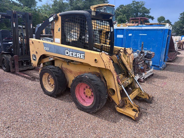 john-deere-320-image-1