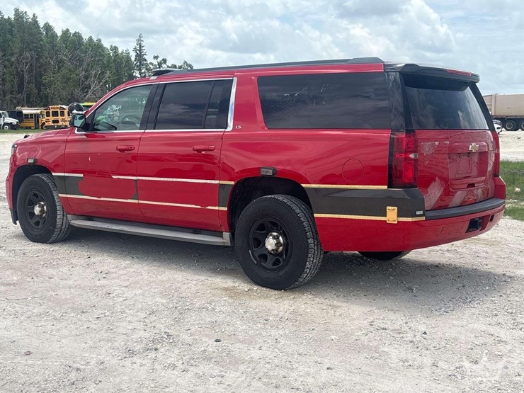2015-chevrolet-suburban-image-4