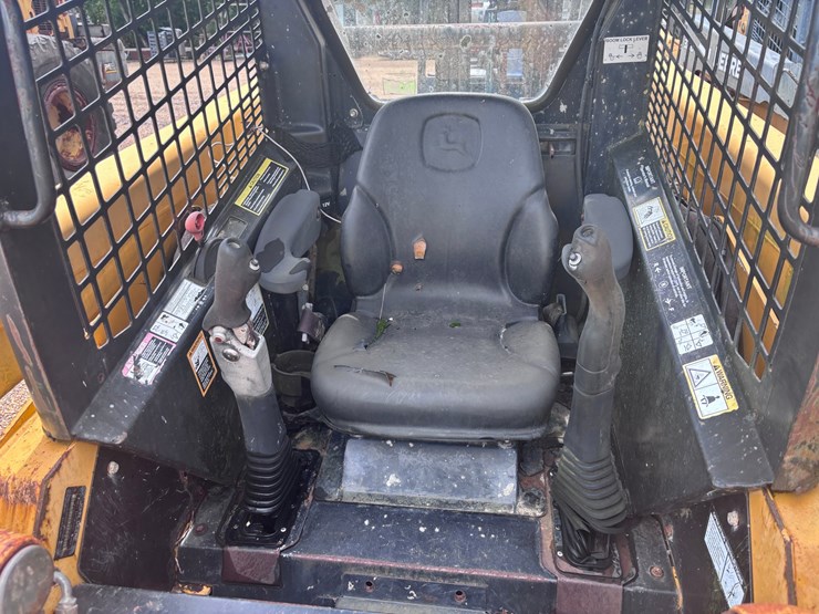 john-deere-320-image-6