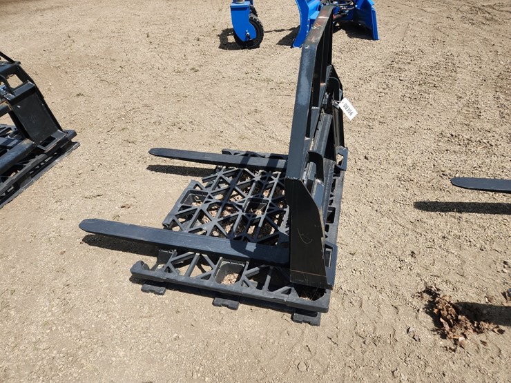 #356-•-skidsteer-pallet-forks-image-2