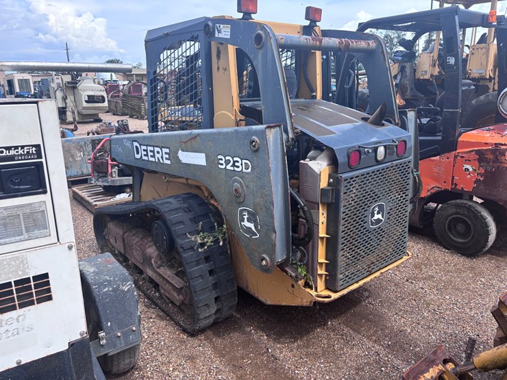 deere-323d-image-3