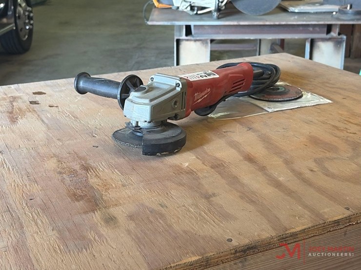 milwaukee-4-1/2"-electric-grinder-image-3