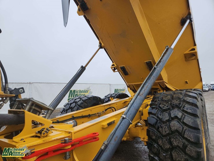 2020-deere-310e-image-24