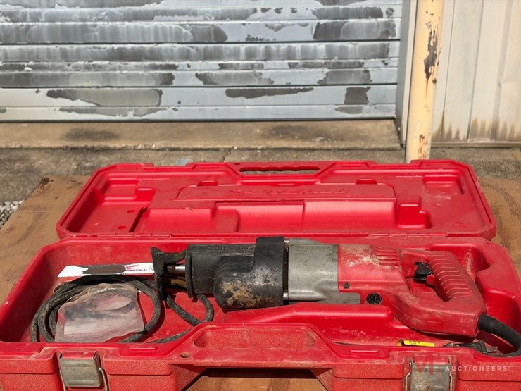 milwaukee-heavy-duty-electric-reciprocating-saw-with-case-image-5
