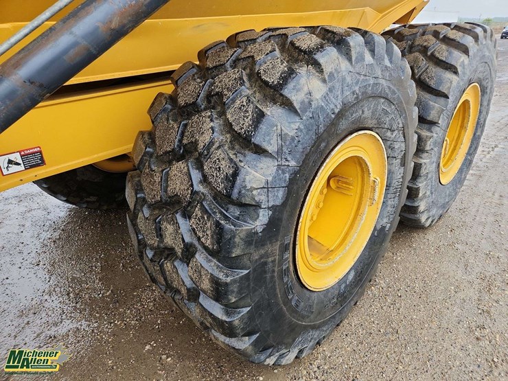2020-deere-310e-image-11