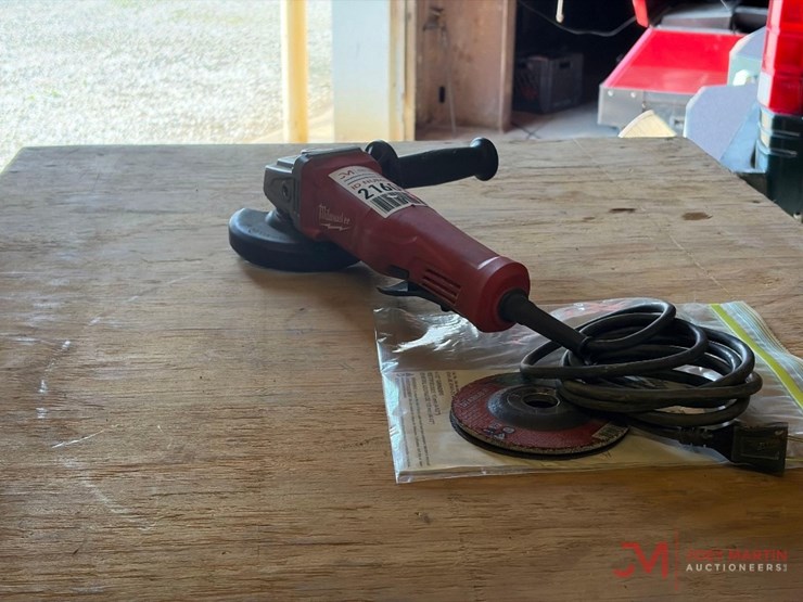 milwaukee-4-1/2"-electric-grinder-image-2