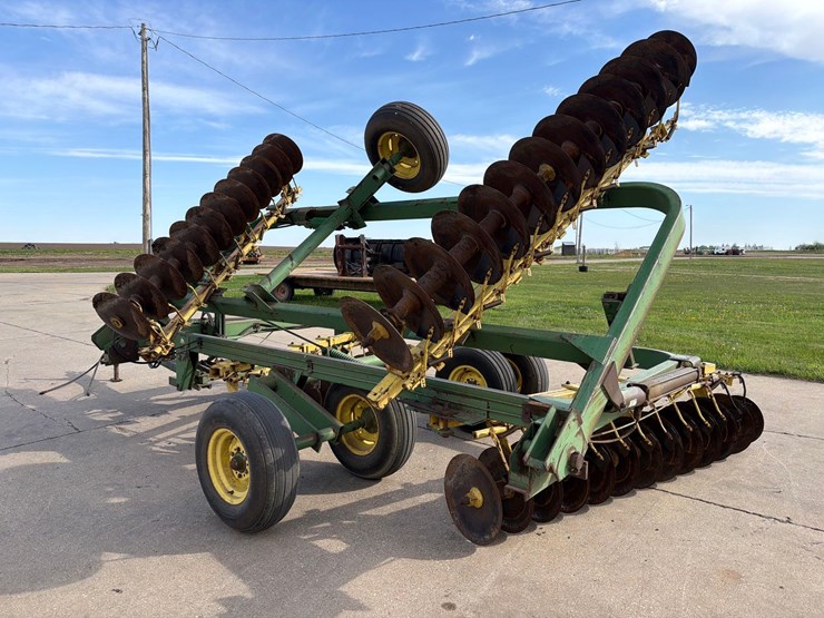 john-deere-220-image-4