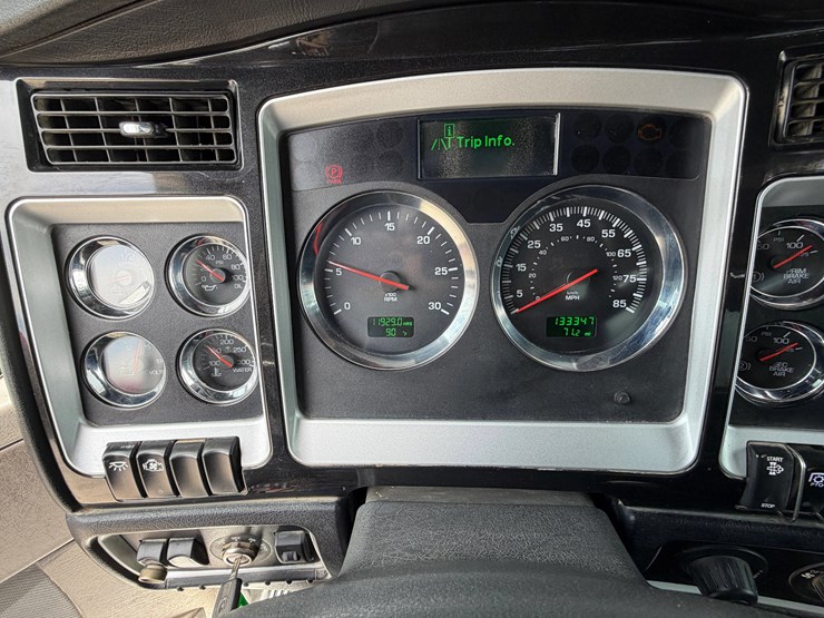 2020-kenworth-t800-image-26