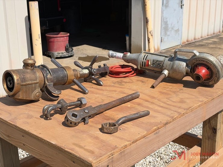ridgid-700-a-electric-pipe-threader-with-tooling-and-dies-image-1