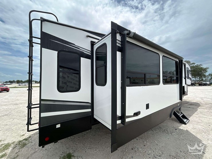 5th-wheel-camper-image-3