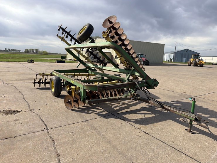 john-deere-220-image-1