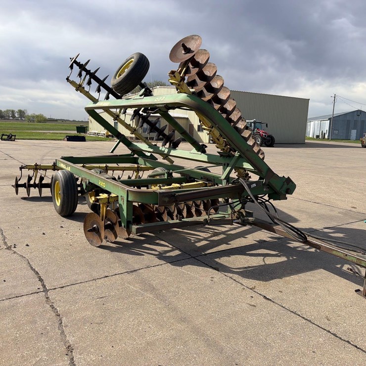 JOHN DEERE 220