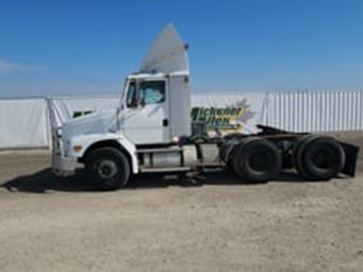 2000-freightliner-fl112-image-5