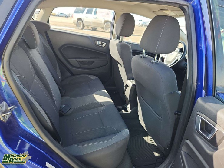 2014-ford-fiesta-se-image-14