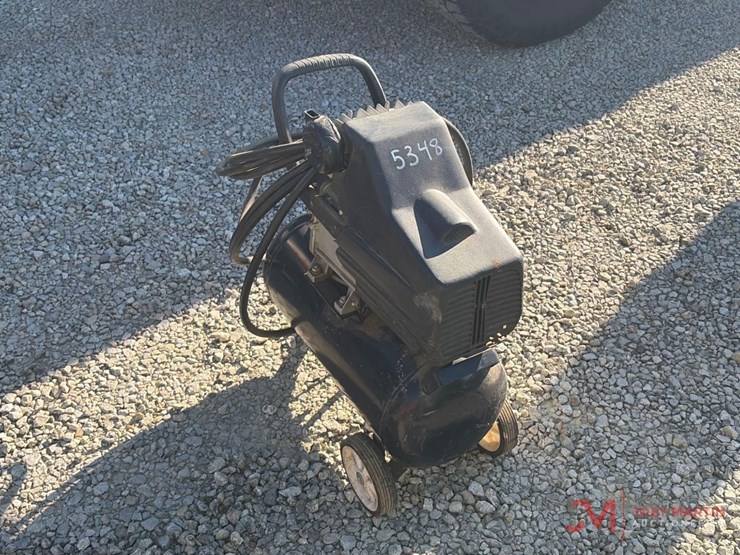 central-pneumatic-8-gallon-portable-electric-air-compressor-image-2