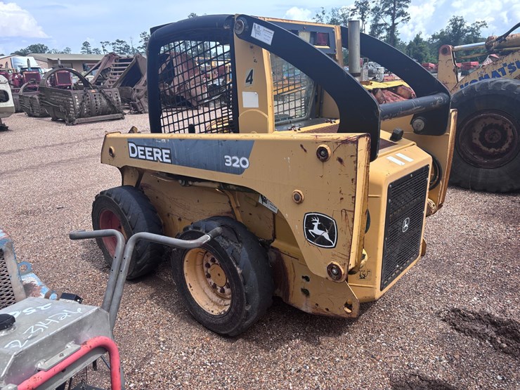 john-deere-320-image-3