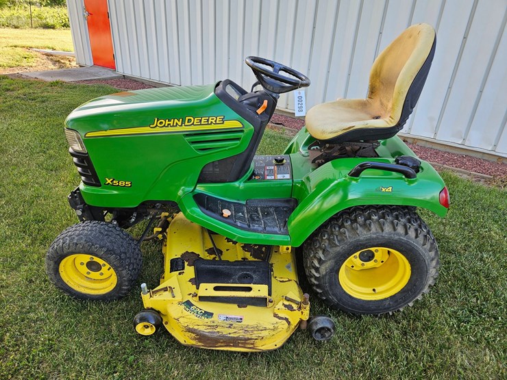 john-deere-x585-image-2