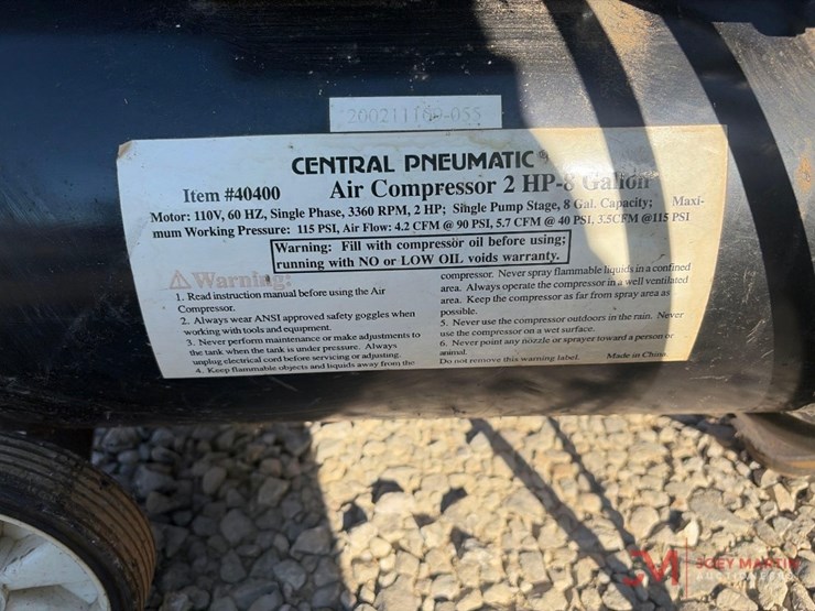 central-pneumatic-8-gallon-portable-electric-air-compressor-image-4