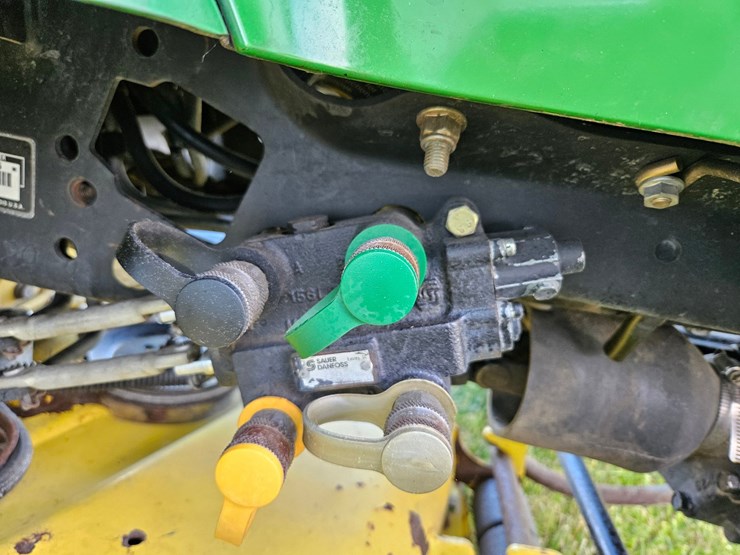 john-deere-x585-image-31