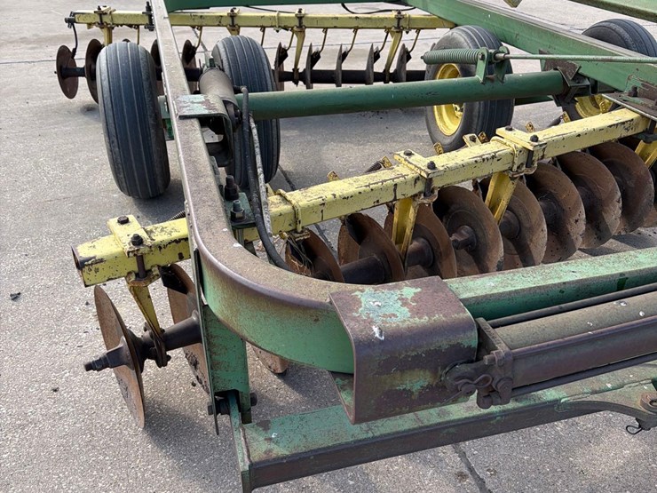 john-deere-220-image-7