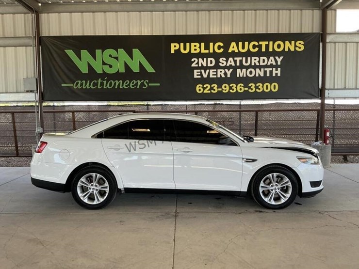 2017-ford-taurus-se-sdn-image-1