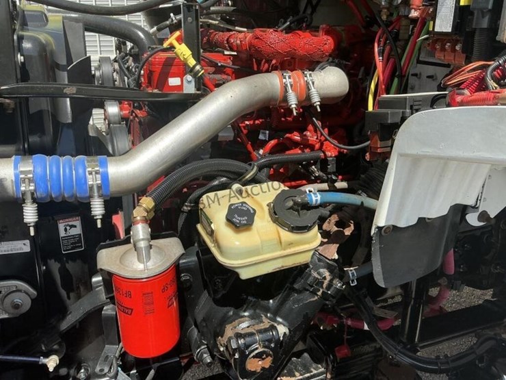 2011-freightliner-m2-106-image-22
