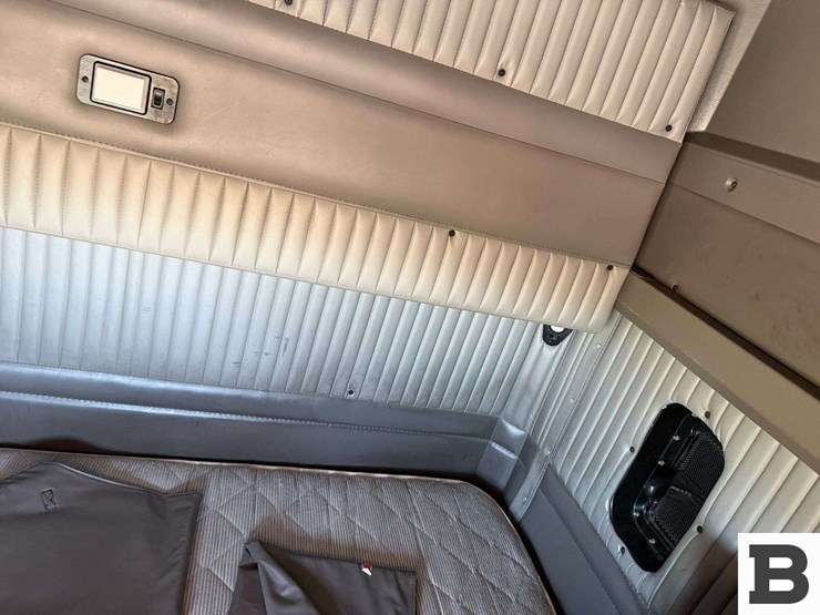 2015-kenworth-t800-image-60