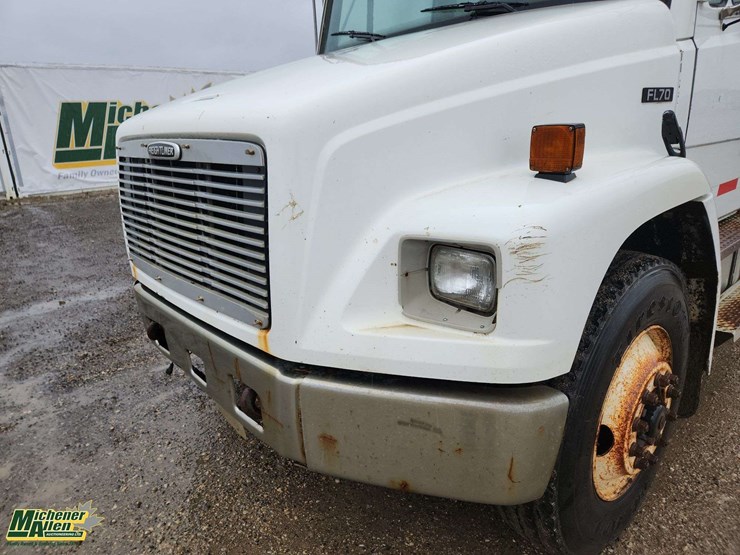2001-freightliner-fl70-image-20