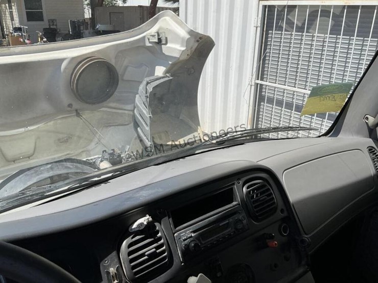 2012-freightliner-m2-106-image-20