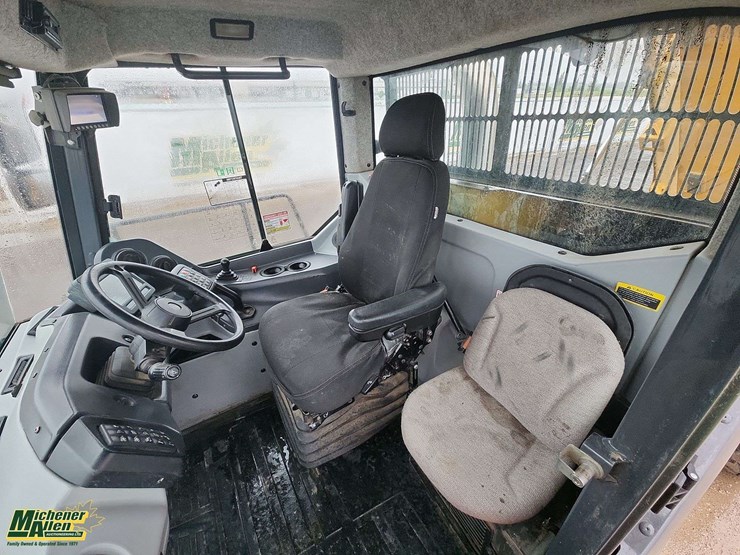 2020-deere-310e-image-28