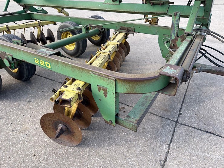john-deere-220-image-9