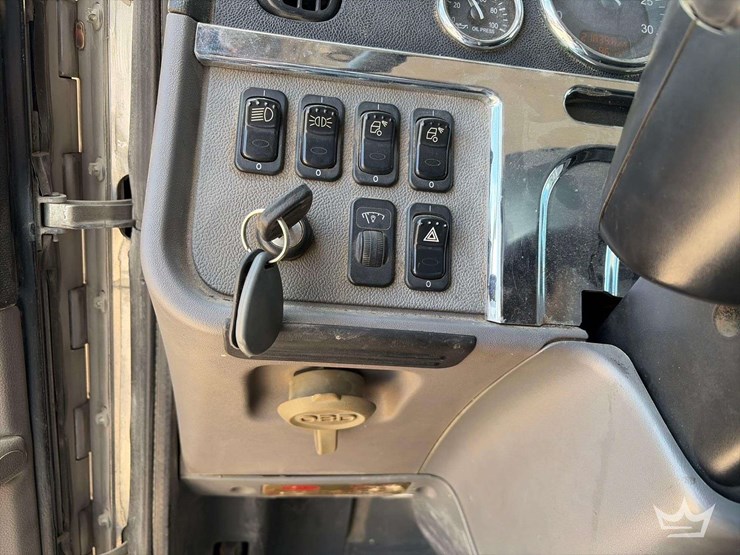 2016-peterbilt-389-image-12