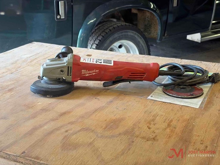 milwaukee-4-1/2"-electric-grinder-image-6