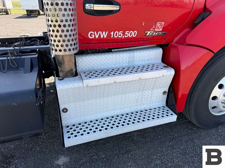 2015-kenworth-t880-image-39