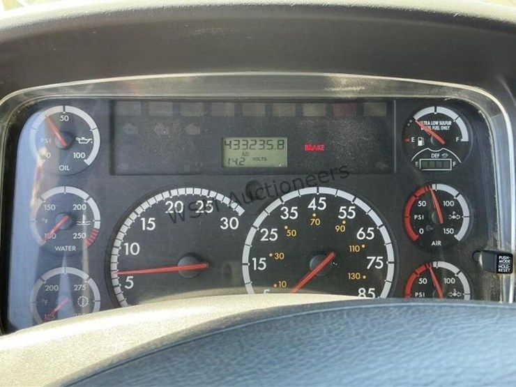 2012-freightliner-m2-106-image-18